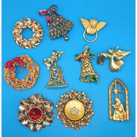 Vintage LOT: JEWELRY Santa Tree Bells Lantern Penguin Pinecone XMAS is Coming! - Picture 1 of 9